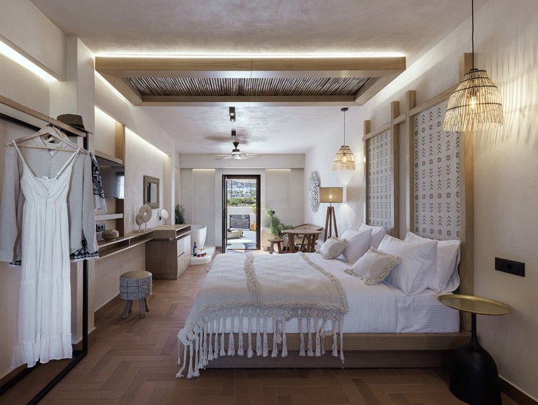 DELUXE SUITE WITH BATHTUB AND HEATED PLUNGE POOL