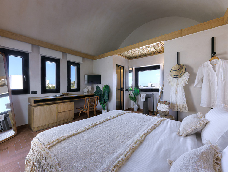 DELUXE SUITE WITH PRIVATE HEATED PLUNGE POOL